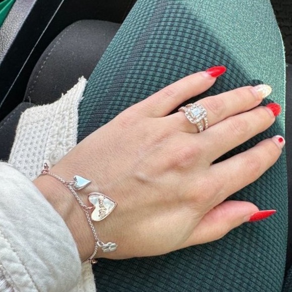 UNWRITTEN "Mom" Flower Heart Charm Bolo Bracelet in Gold-Tone MSRP $50 NWT - Picture 2 of 3